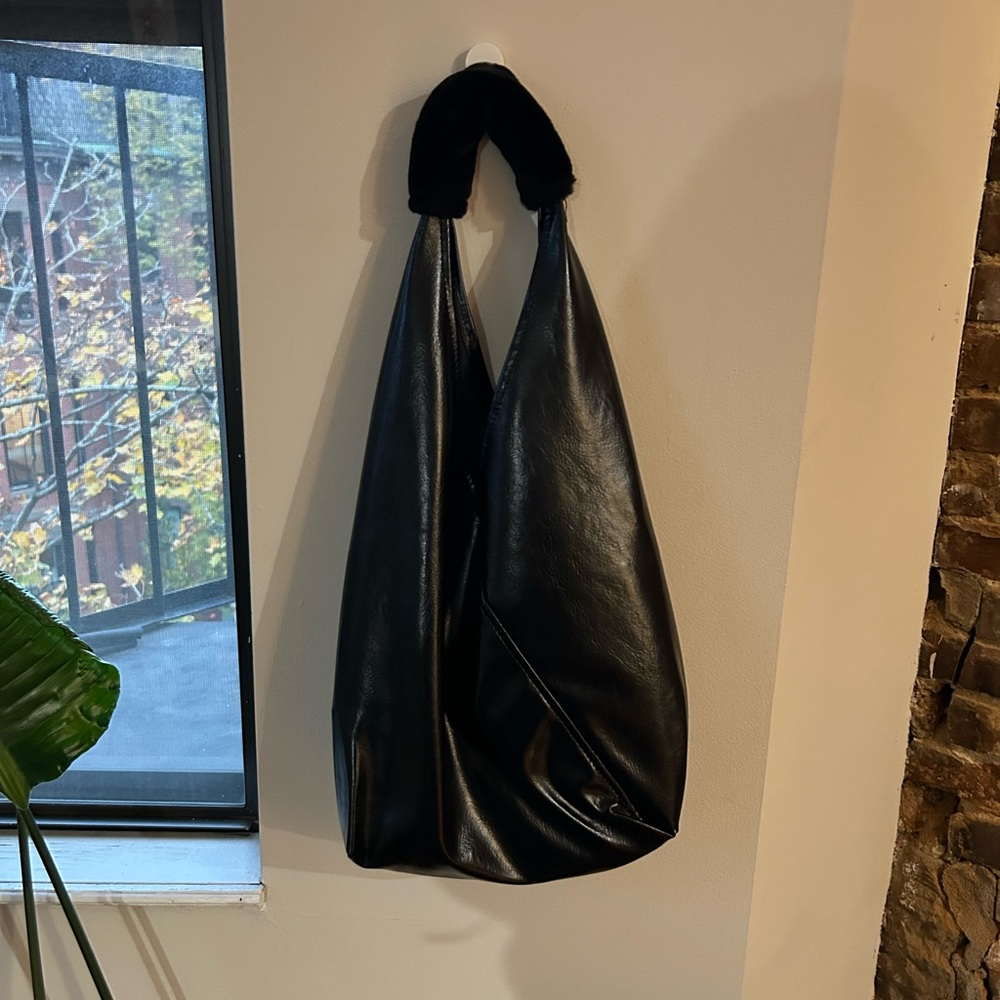 Black leather shoulder bag with fur trim